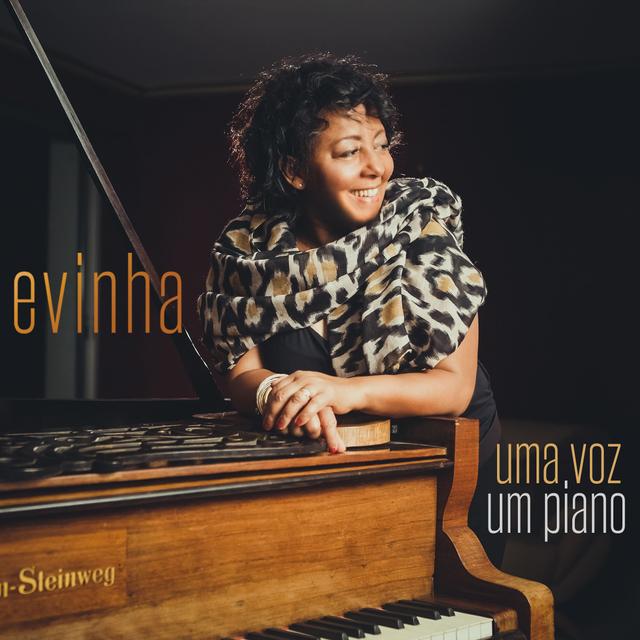 Album cover art for Uma Voz, um Piano
