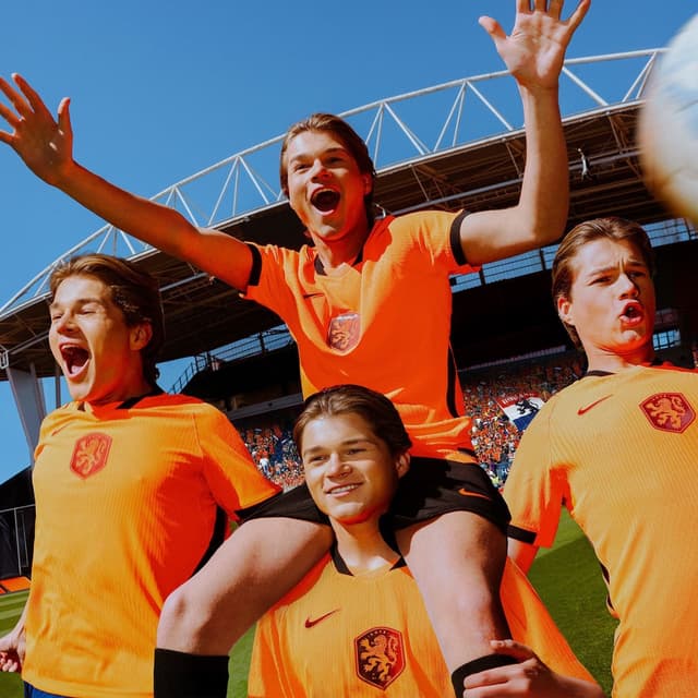 Album cover art for De Leeuw Komt Eraan