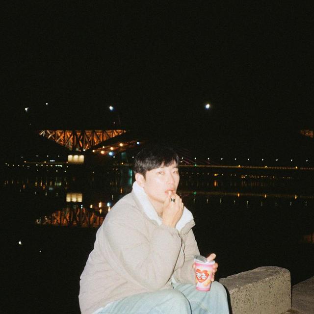 Album cover art for 다른 계절에서