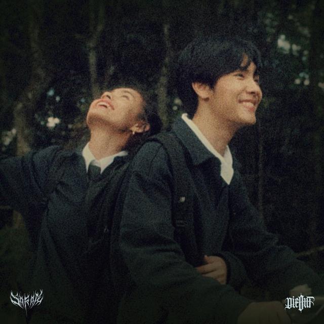 Album cover art for อยู่กับฉันก่อน