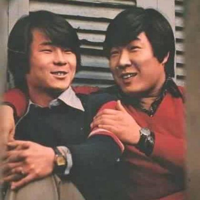 Album cover art for 둘다섯